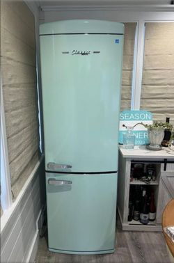 Classic Retro 22" 7 cu. ft. Bottom Freezer Refrigerator Summer Mint Green