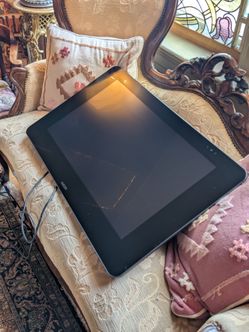 Wacom Cintiq 27QHD, 27" Creative Pen Display Tablet. With all accessories and Box.