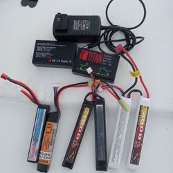 2 Chargers TITAN,Y BATERIAS, COMO SE VEN EN LA PORTADA 