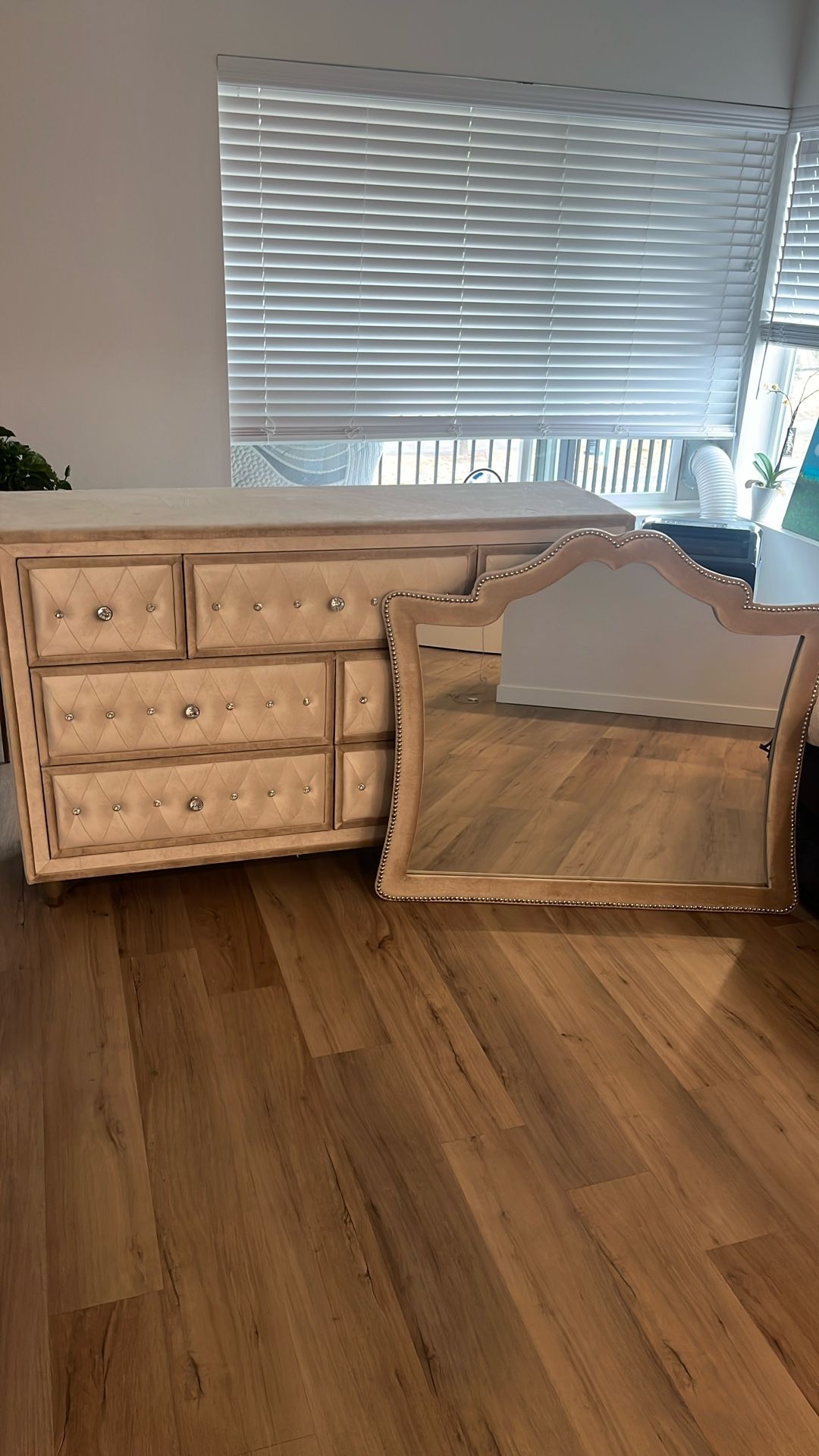 Coaster Deanna 7-Drawer Upholstered Dresser With Mirror
