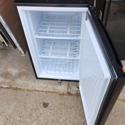 Upright Freezer With Lock 