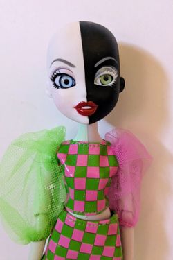 Bratzillaz Switch-A-Witch Black & White Pink Green Glam Gets Wicked Doll