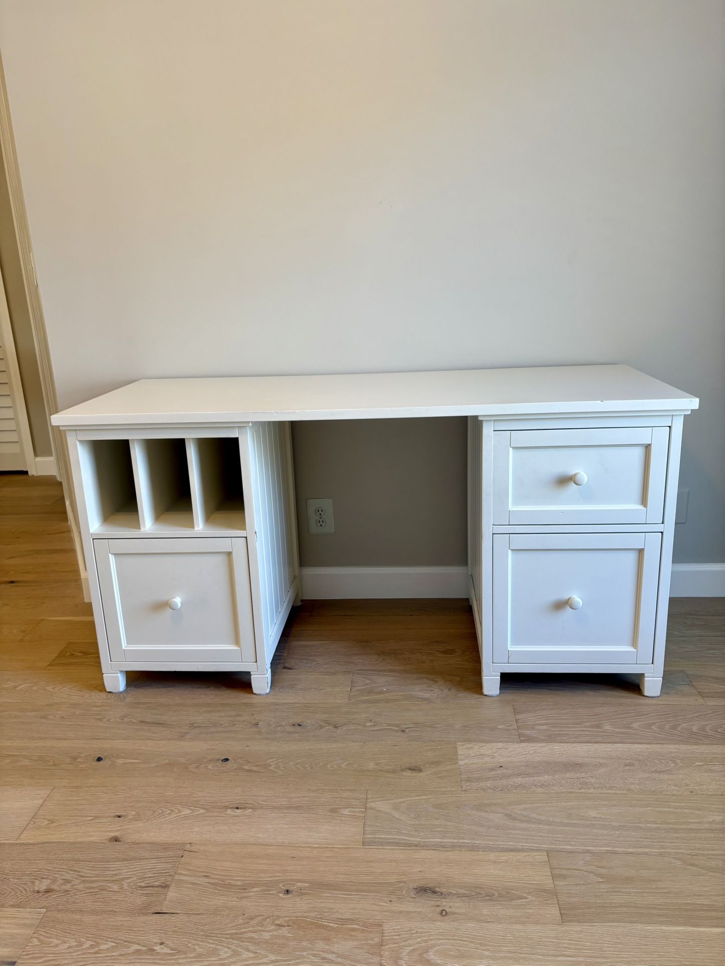 Pottery Barn Teen White Desk - Three Drawers ✨