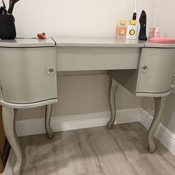 Makeup Vanity Table – Excellent Condition