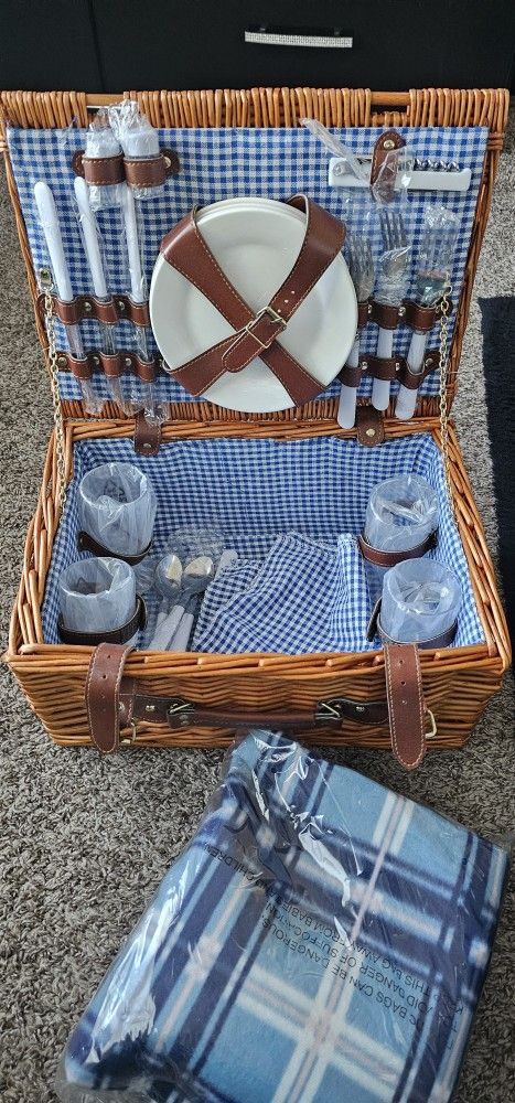 MUST GO! Accepting all offers!! Picnic Basket!!