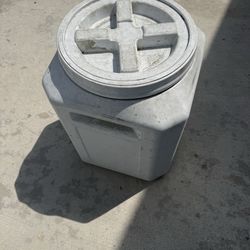 Dog food container