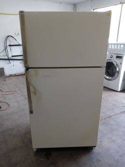 Kenmore top freezer refrigerator (worn handle) - Free delivery