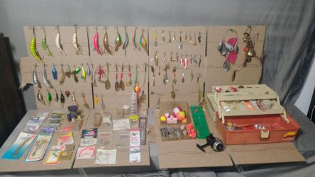 Lot of vintage and modern fishing tackle