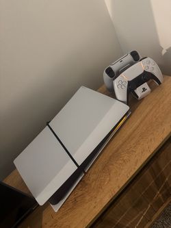 Sony PS5 Slim Digital Edition – 2 Controllers + Original Charging Station