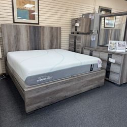 Queen/King Bedroom Set. 🚚WE DELIVER🚚