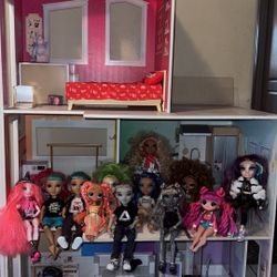 Rainbow, High Dollhouse with 13 dolls and lots of accessories