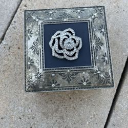 VINTAGE MUSICAL JEWELRY BOX, still plays "Things Remembered"