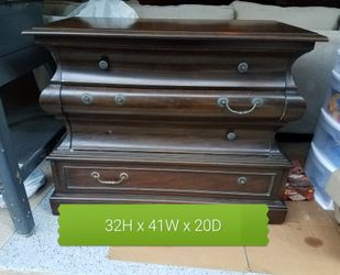 Drexel Medium Chest of Drawers/ Dresser