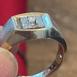 10K SOLID GOLD 1 DIAMOND IN THE CENTER  SIZE 10 