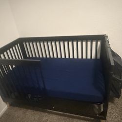 4-in-1 Convertible Crib – Crib, Toddler Bed, Daybed & Sofa