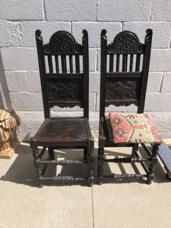 345 YR Old Antique Chairs With Latin Words N Heraldic Coat/crest Of Arms. Going Dirt Cheap. Worth $3600 At Auction. Selling For $300