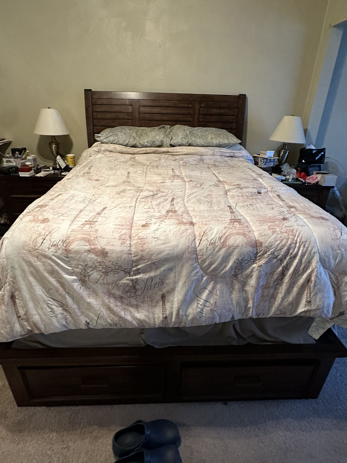 Queen bed And Two nightstands