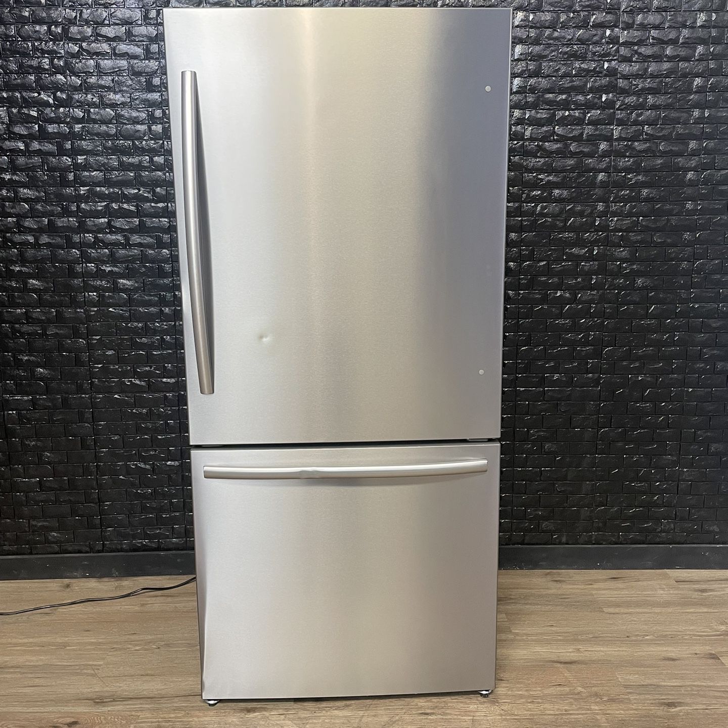 Mora Refrigerator w/Warranty! R1699A