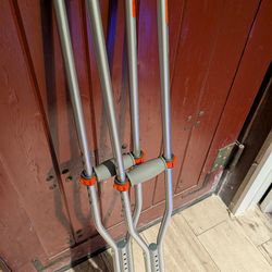 Like new crutches 5'2 to 5'10 adjustable crutch pair