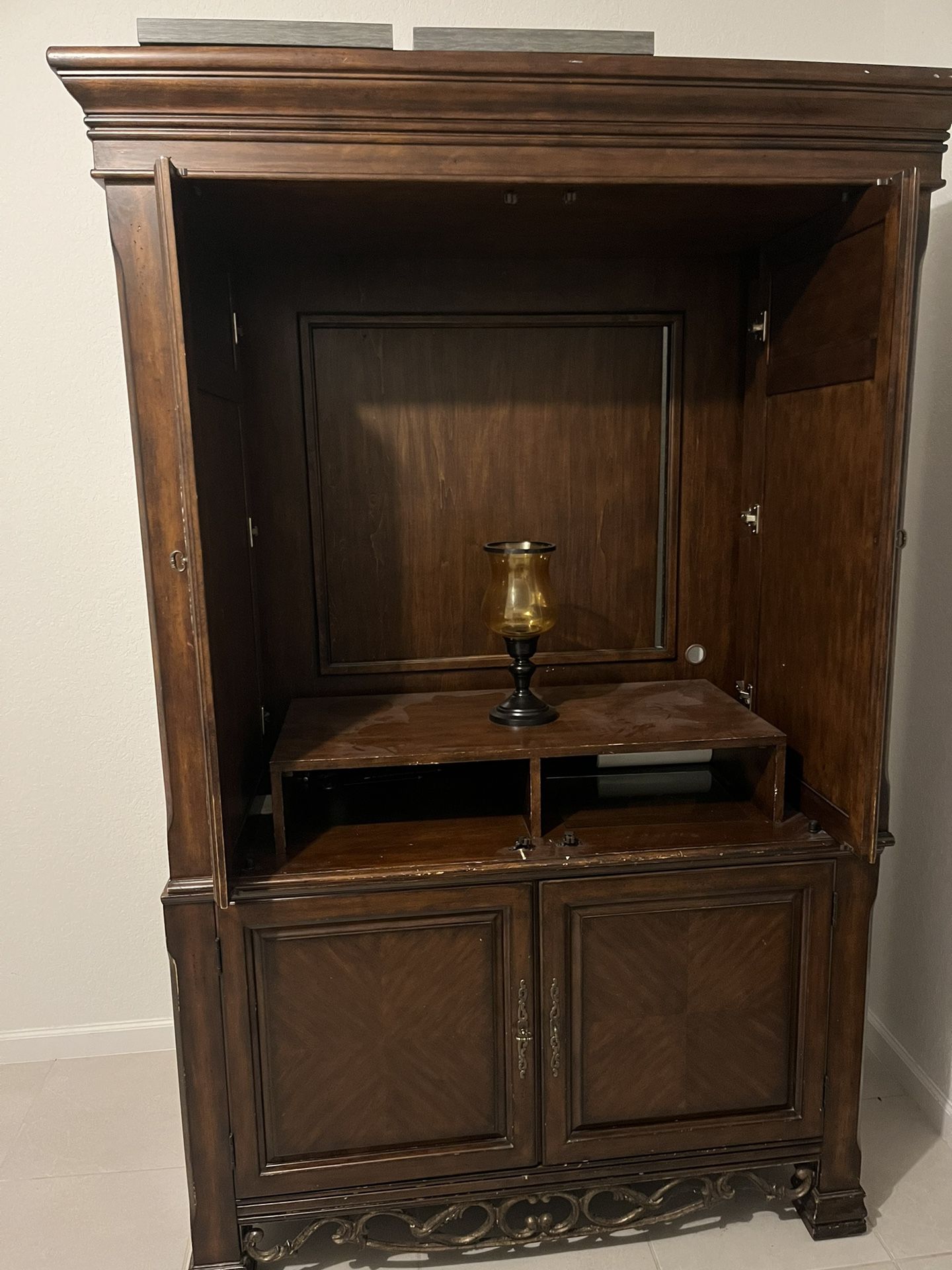 Large armoire 