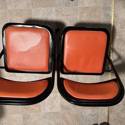 2 Cushioned foldable chairs