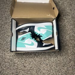 Jordan 1 Mid Tropical Twist Igloo (Below Retail)