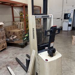 Crown MT20 Series Walkie Straddle Stacker