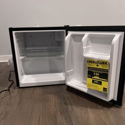 Hisense 1.6-cu ft Mini Fridge ( Black ) ENERGY STAR