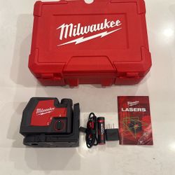 Milwaukee 100 ft. REDLITHIUM Lithium-Ion USB Green Rechargeable Cross Line Laser Level with Charger