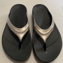 OOFOS SANDLES 