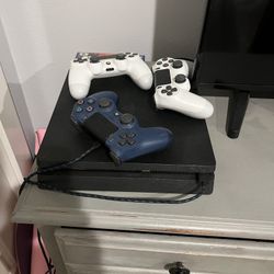 Ps4 W 3 Controllers