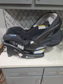 Graco baby carrier with base