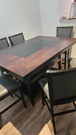 Dining Table & 6 Chairs 
