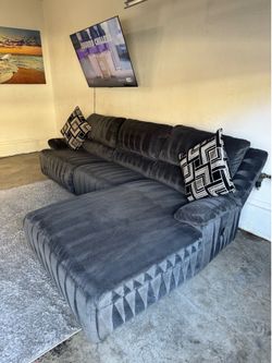 * Like New * Living spaces 3pc Modular gray reclining sectional sofa ( Free Delivery )