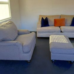 FREE DELIVERY!!!!
Ashley Furniture: Beautiful Creamy Couch Set w/Ottoman!!!!
