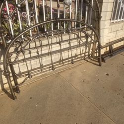 Headboard And Footboard And Bed Frames $100 DISPONIBLE 