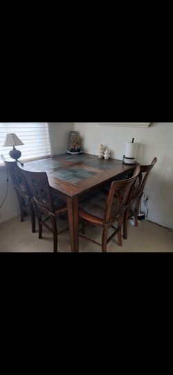 Bar Height Table With 4 Chairs The Table Has  Slates Inserts