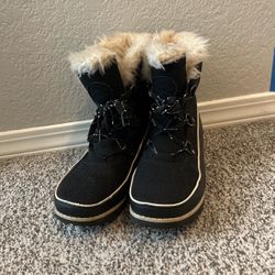 Size 7 Women’s Snow Boots 