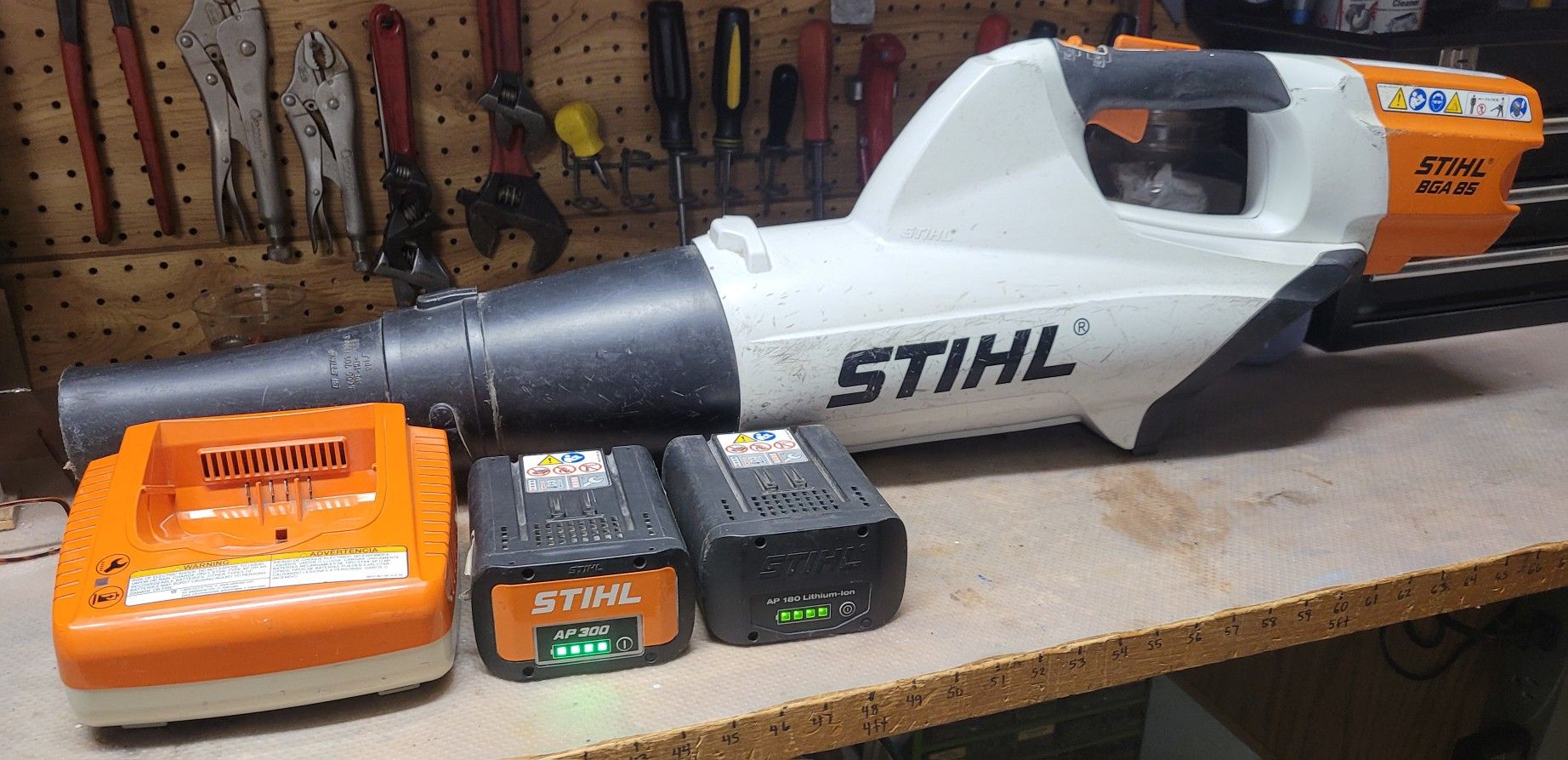 STILH BGA 85 Leaf Blower With 2 Fully Charged Batteries And Charger, In Great Conditions 