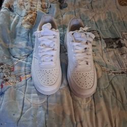 Brand New  Nike Size 7 Woman's 