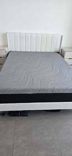 Queen memory foam mattress like new