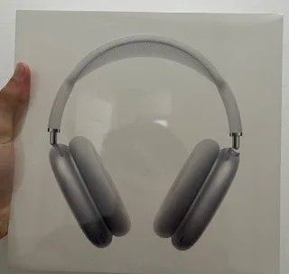 White Apple Airpods Max