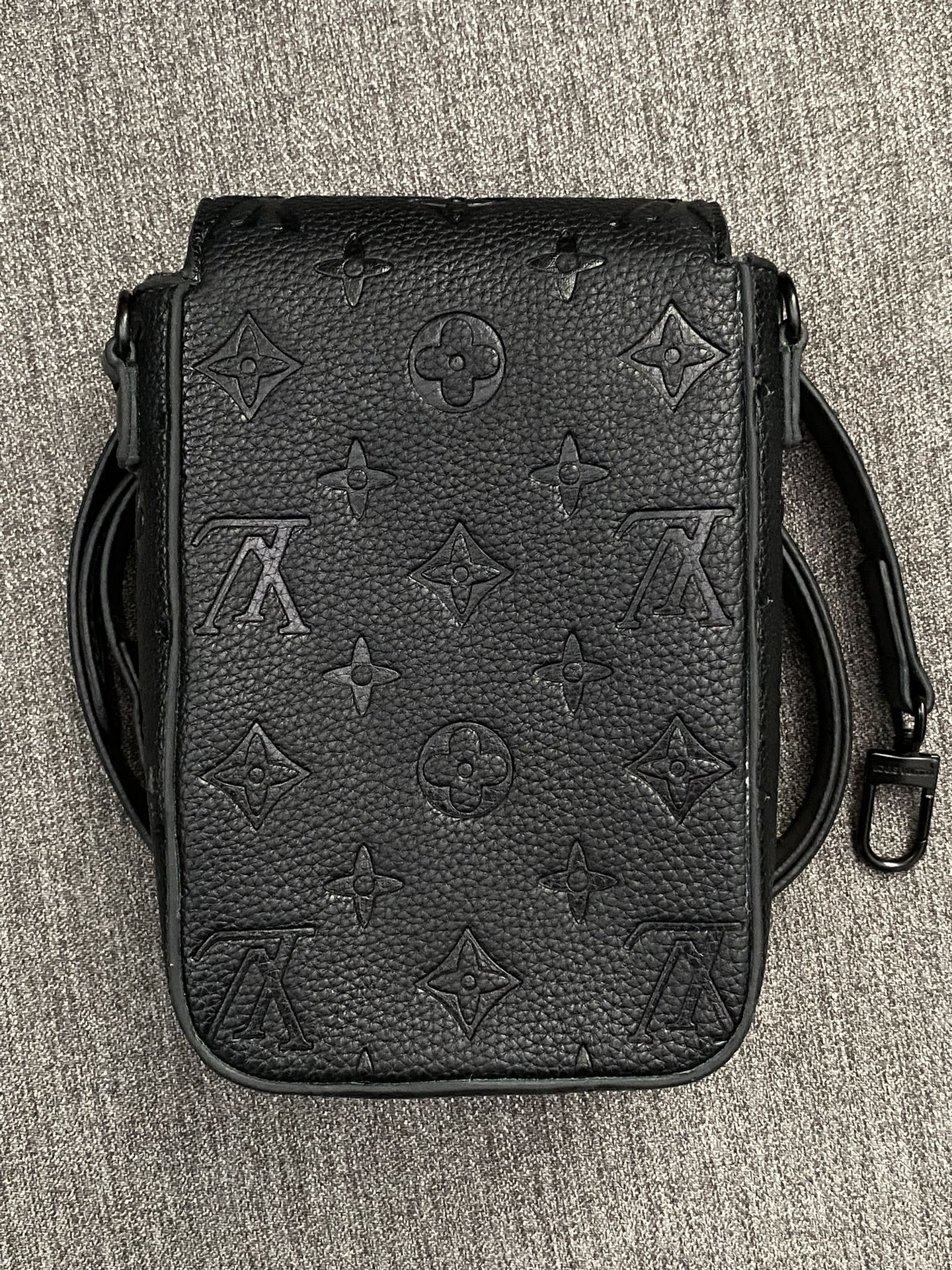 Louis Vuitton LV Unisex S-Lock Vertical Wearable Wallet Black Taurillon  Monogram Leather - LULUX