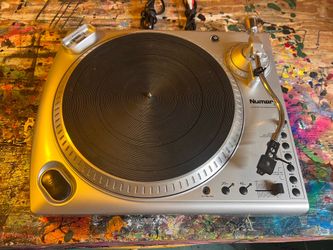 Newmark TTi turntable w/ipod dock