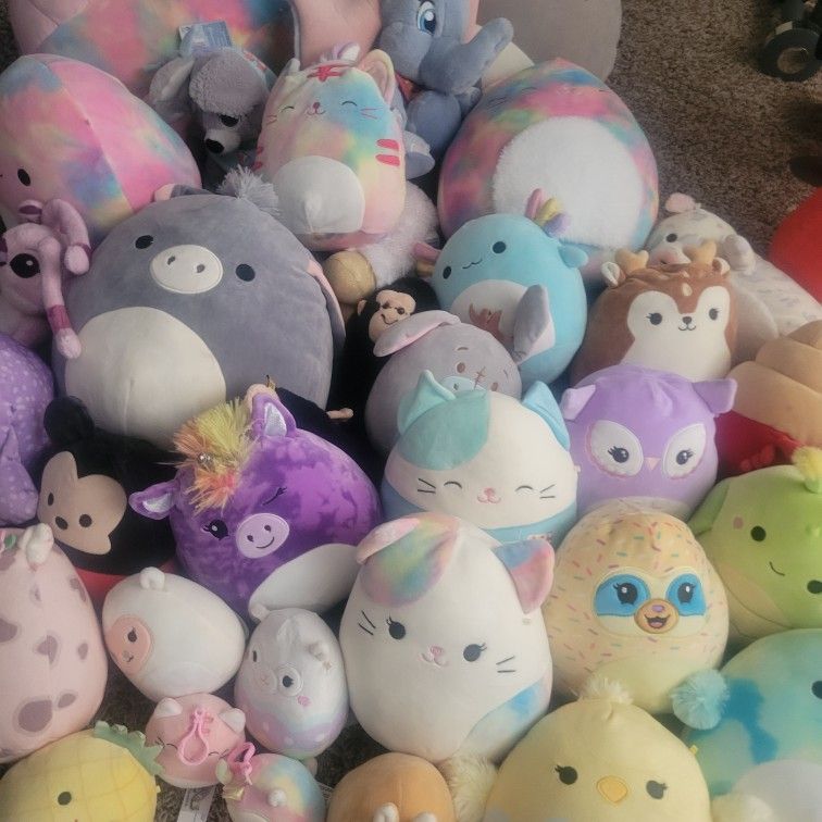 Huge Lot Of NEW, COLLECTABLE SQUISHMALLOWS