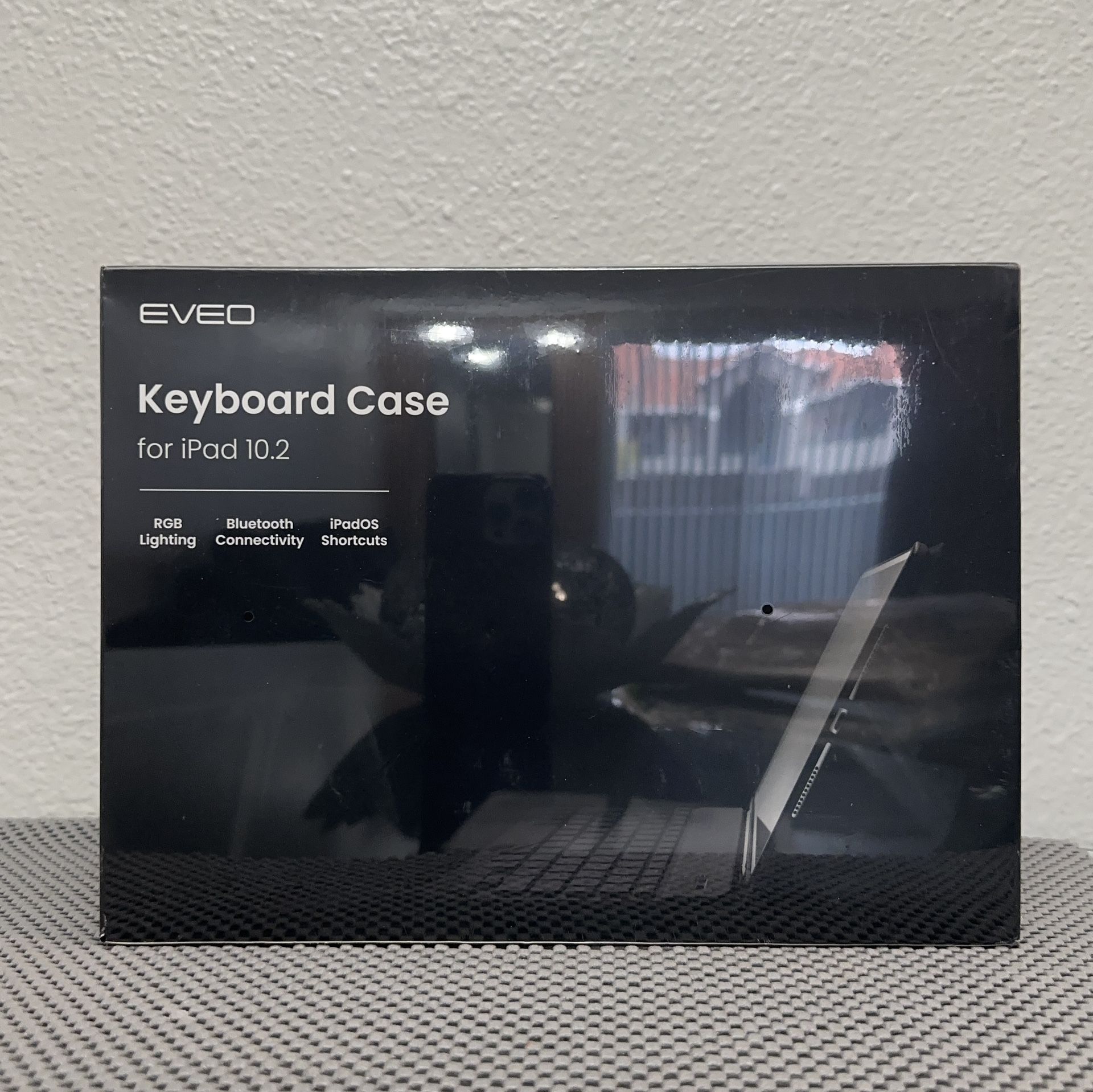 Funda teclado EVEO para iPad 10.2". Incluye un soporte para lápiz integrado.