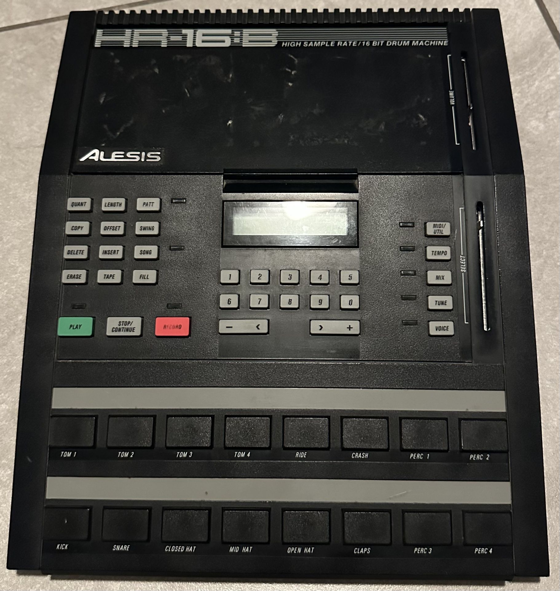 Alesis HR-16B Drum Machine refurb + TR rom set