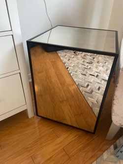2 Mirrored End Tables