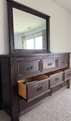 Jerome’s Solid Wood California King Bedroom Set – Rustic Style