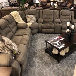 McCade Cobblestone Reclining Sectional / couch 